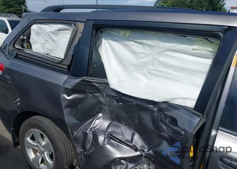 2013 Toyota Sienna Le V6 8 Passenger z USA, uszkodzony, nr VIN 5TDKK3DC8DS322915